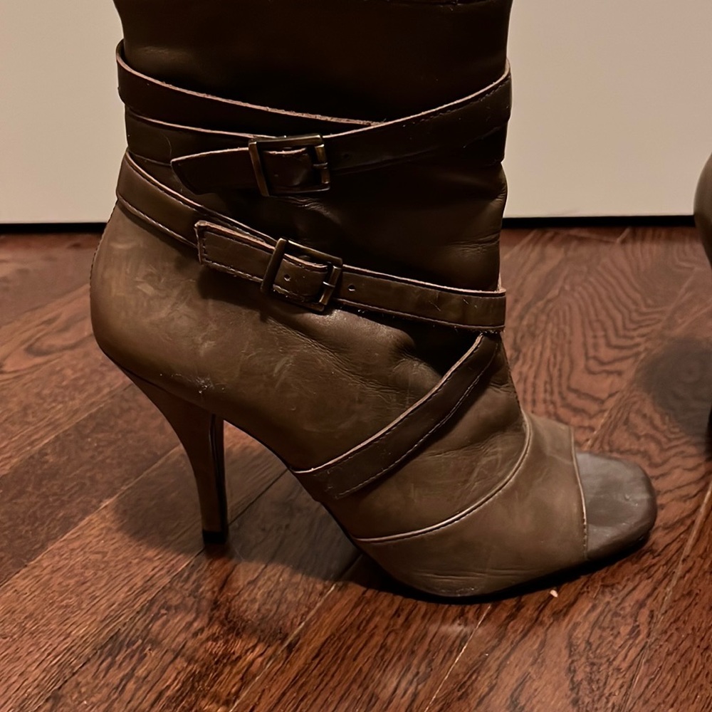 Leather bootie. Size 8.